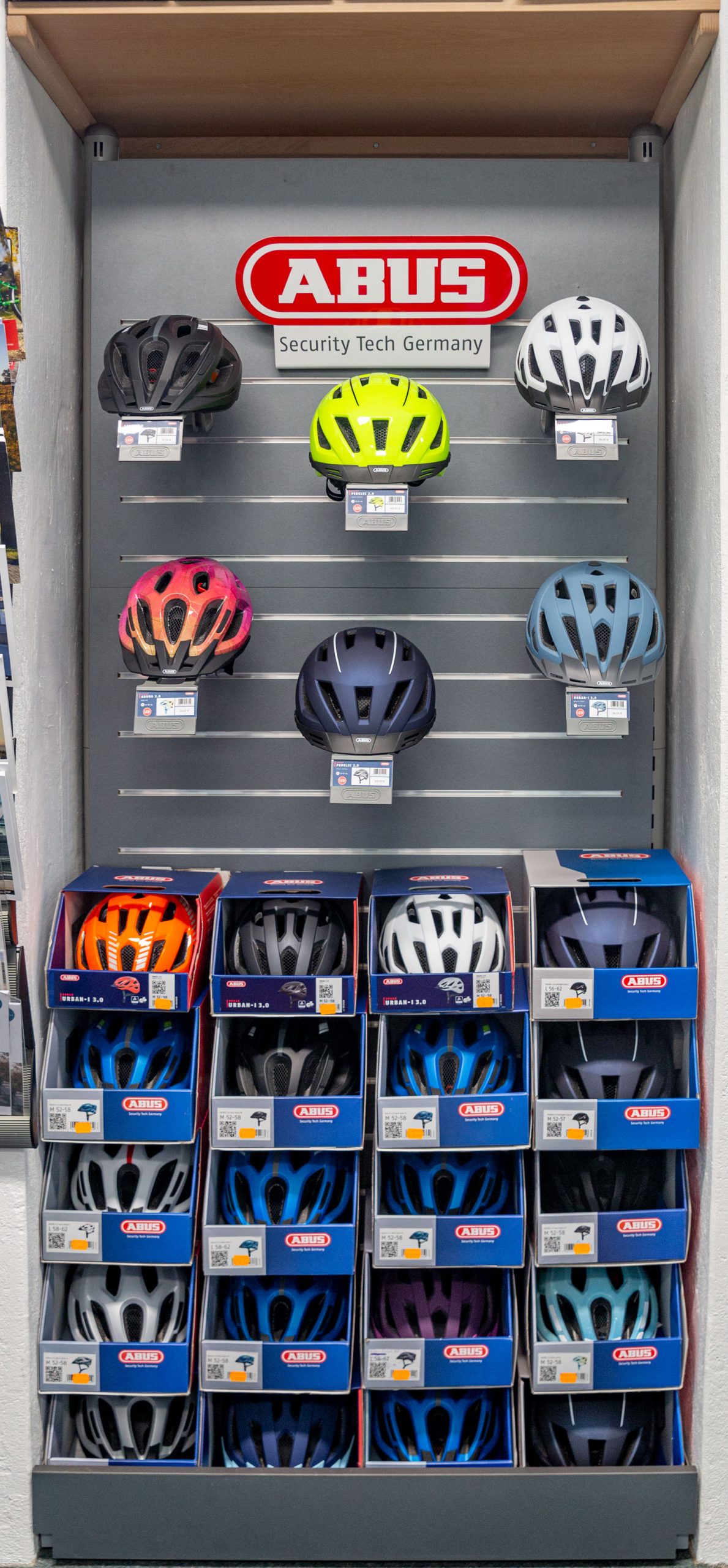 abus-sicherheits-helme-beim-radladen-am-rosengarten-in-greifswald